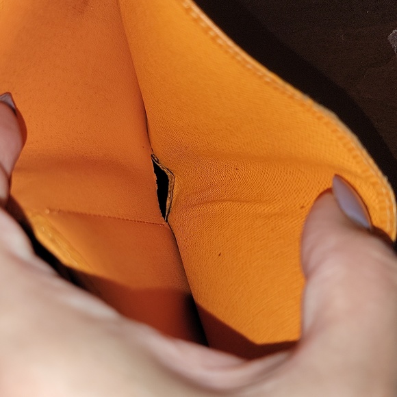 Authentic Louis Vuitton Epi kisslock wallet - Picture 9 of 10